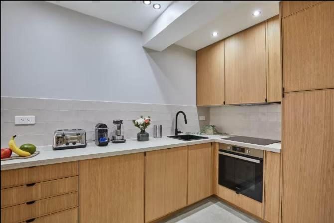 Coffee/tea facilities, Kitchen or kitchenette, oven, stove, toaster