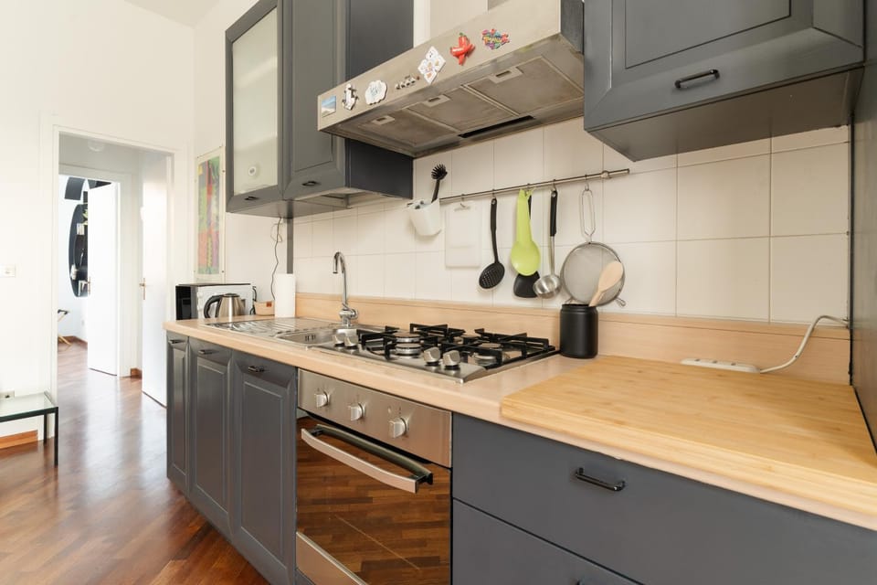 Kitchen or kitchenette, dishwasher, stove