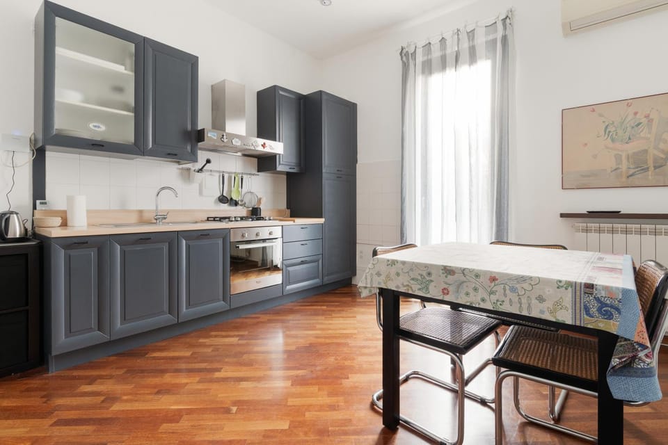 Kitchen or kitchenette, Dining area, oven, stove