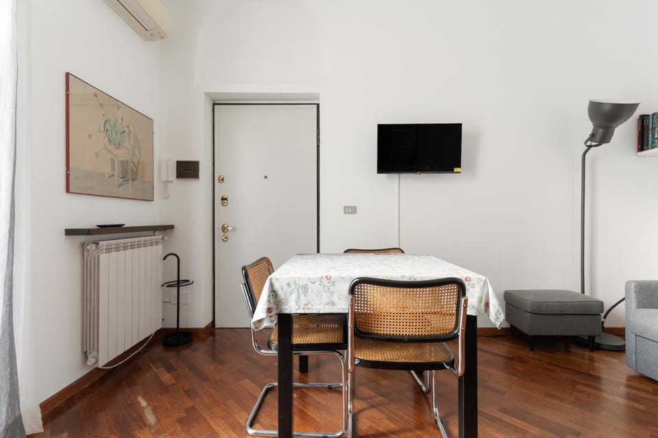 TV and multimedia, Living room, Photo of the whole room, Seating area, Dining area