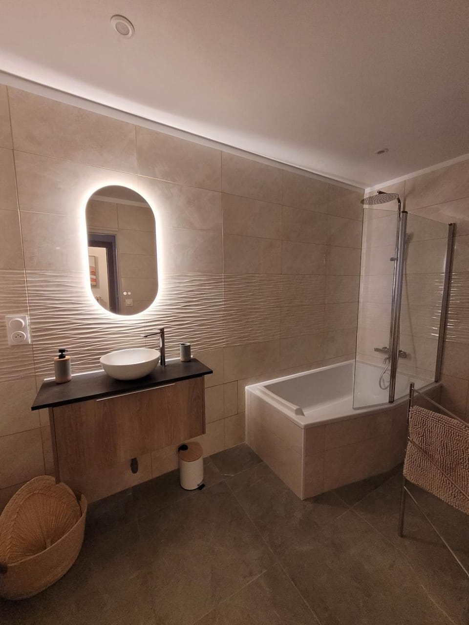 Hot Tub, Bathroom