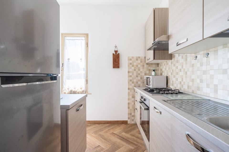 Kitchen or kitchenette, dishwasher, oven
