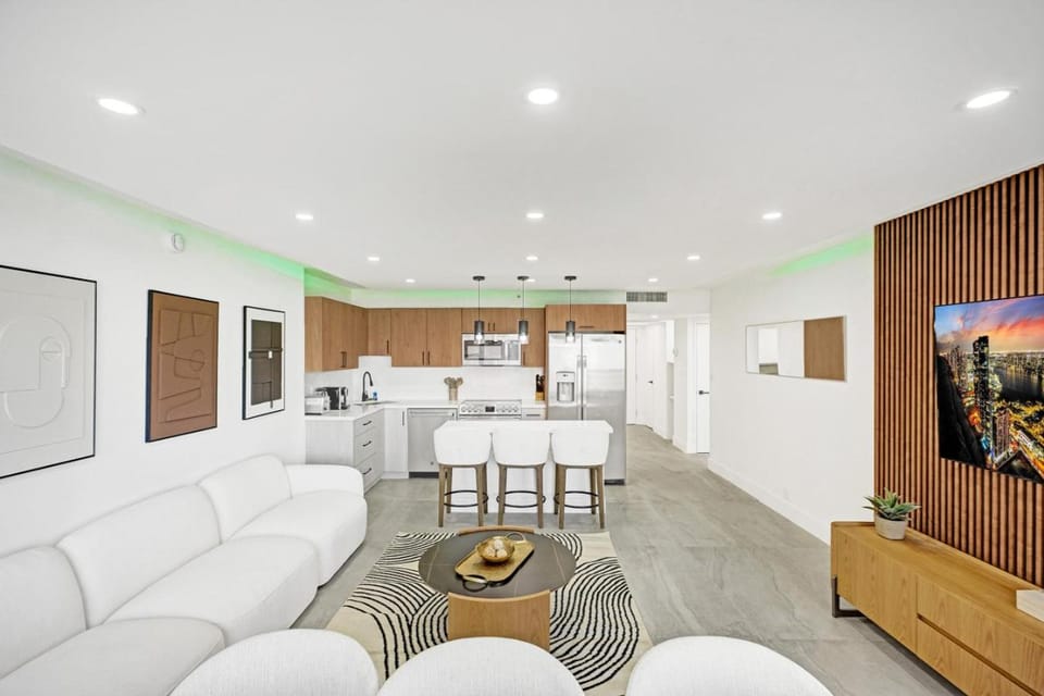 Bright 3BR 3BA Condo with Stunning Bay Views in Oceanfront Complex 820 Apartment in Miami Beach