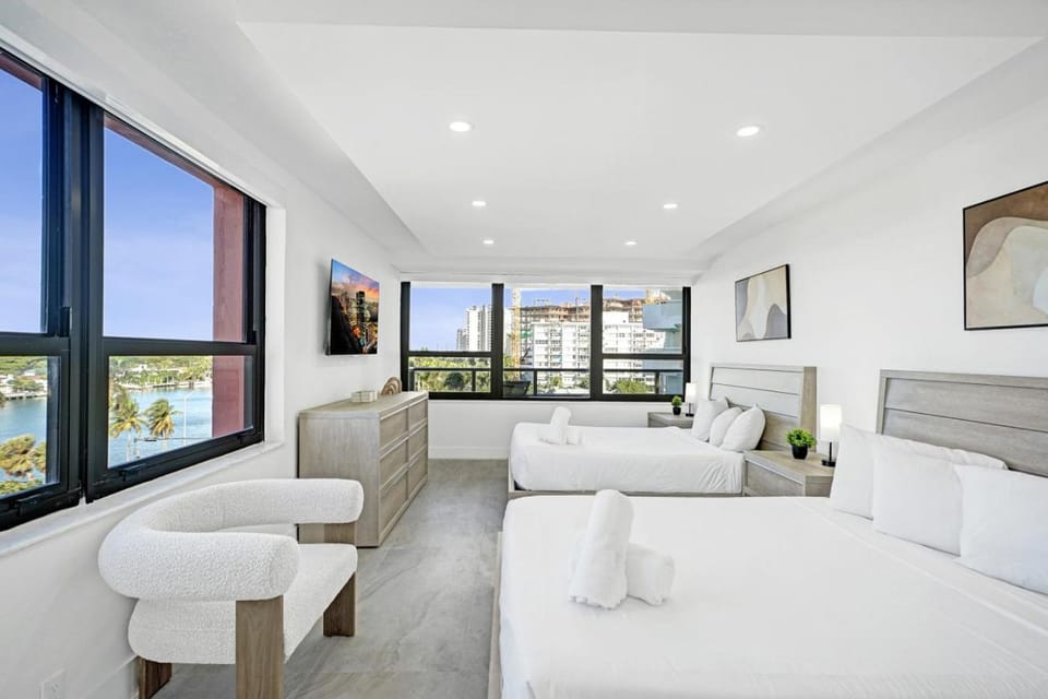 Bright 3BR 3BA Condo with Stunning Bay Views in Oceanfront Complex 820 Apartment in Miami Beach