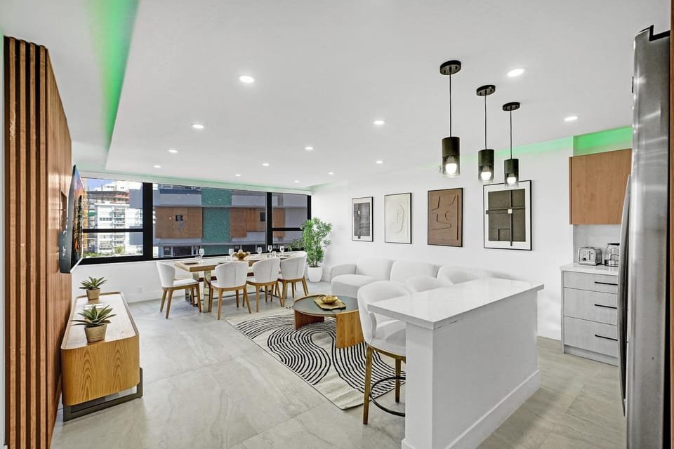 Bright 3BR 3BA Condo with Stunning Bay Views in Oceanfront Complex 820 Apartment in Miami Beach