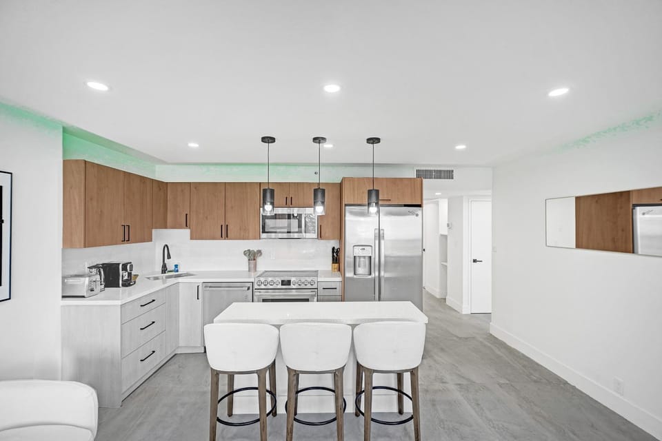 Bright 3BR 3BA Condo with Stunning Bay Views in Oceanfront Complex 820 Apartment in Miami Beach