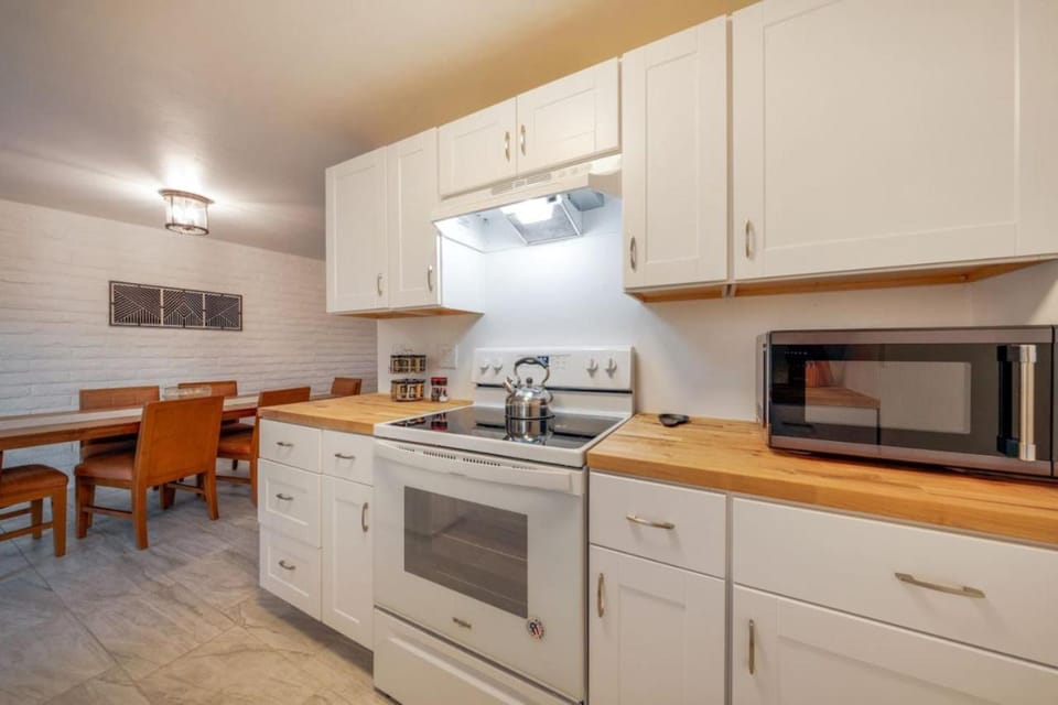 Central, Remodeled, 3 BR 2 BA, Fenced House in Tucson