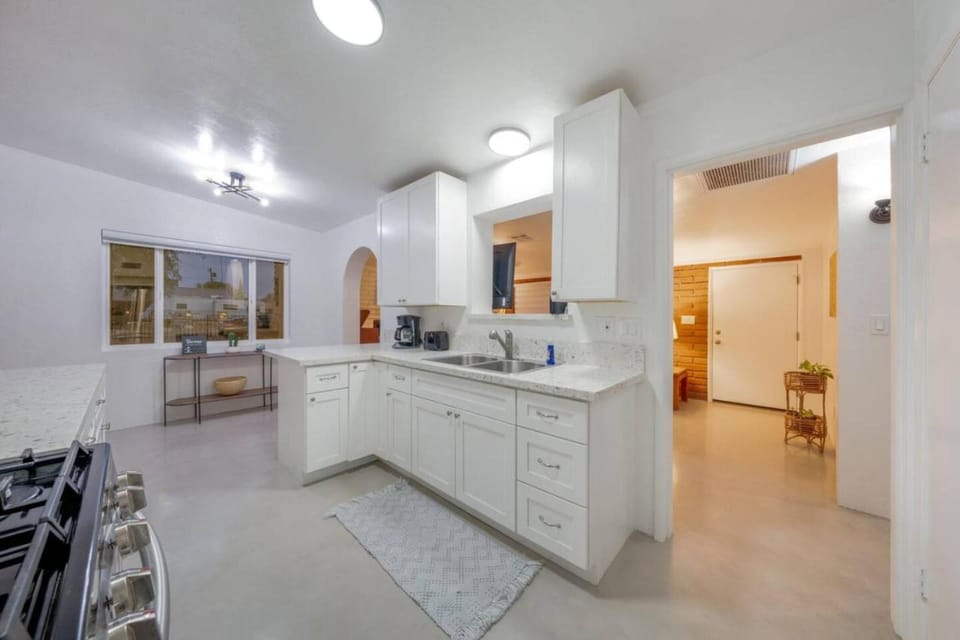 Reid Park 4BR Remodeled Fenced Sleeps 8 House in Tucson