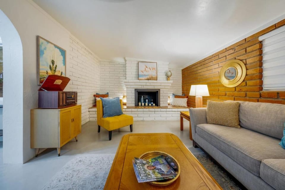 Reid Park 4BR Remodeled Fenced Sleeps 8 House in Tucson