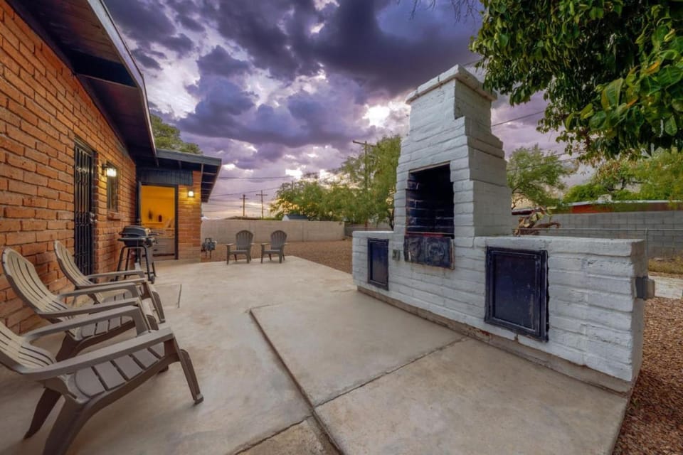 Reid Park 4BR Remodeled Fenced Sleeps 8 House in Tucson