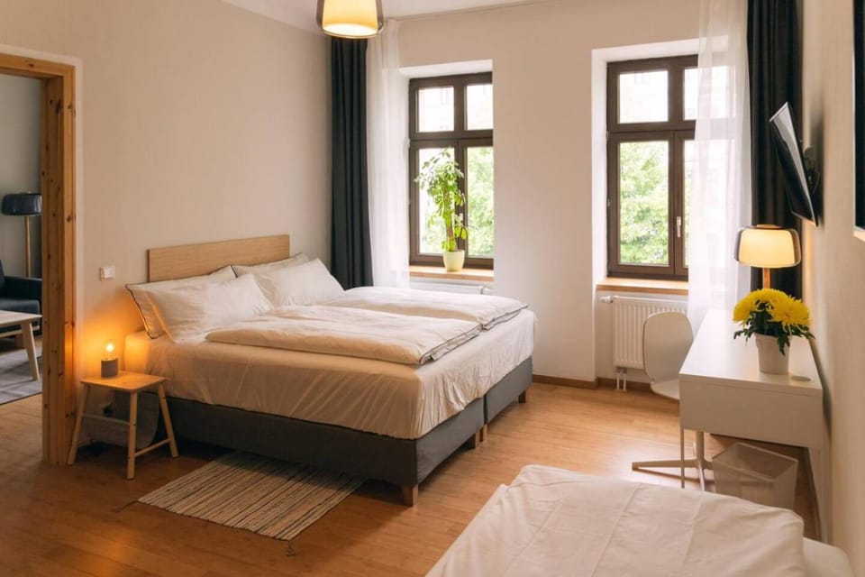 Bed, TV and multimedia, Photo of the whole room, Bedroom