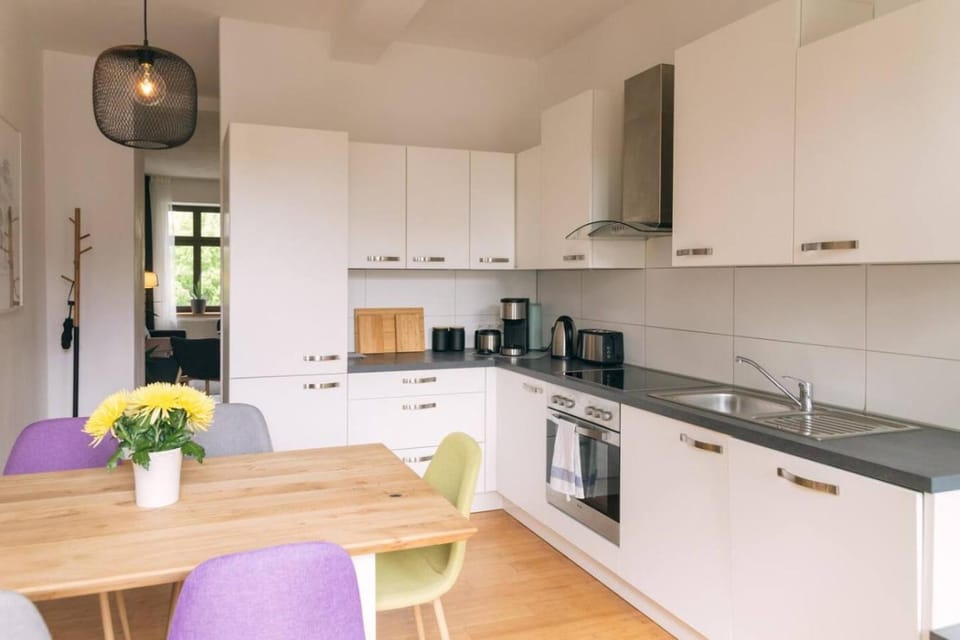 Coffee/tea facilities, Kitchen or kitchenette, Dining area, dishwasher, oven, stove, toaster