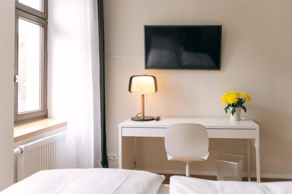 Bed, TV and multimedia, Bedroom