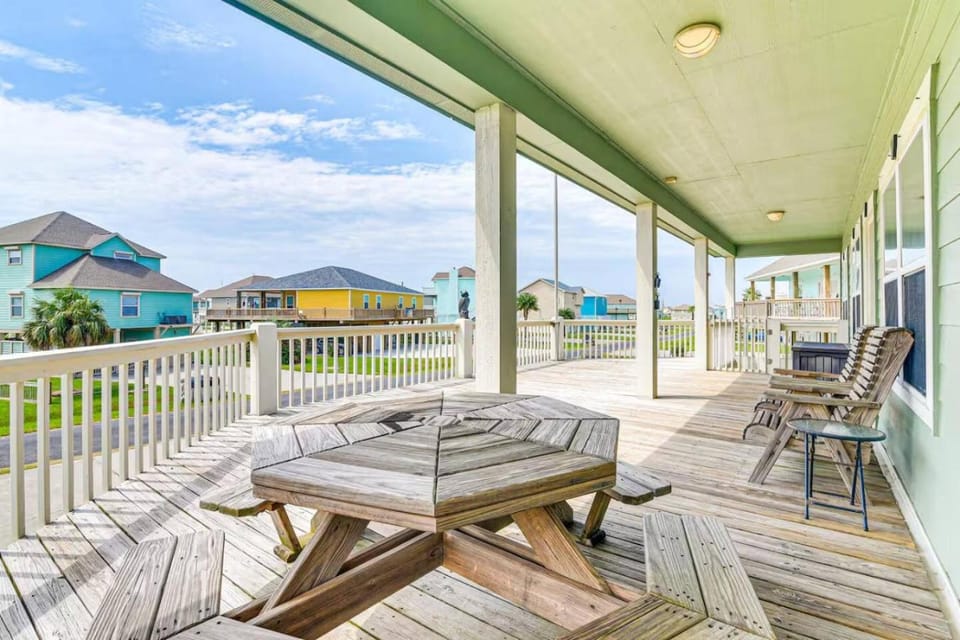 Beach House with Fire Pit Hangout and pet Friendly House in Bolivar Peninsula