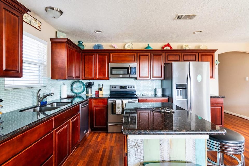 Gulf Views on Deck and Pet Friendly House in Bolivar Peninsula