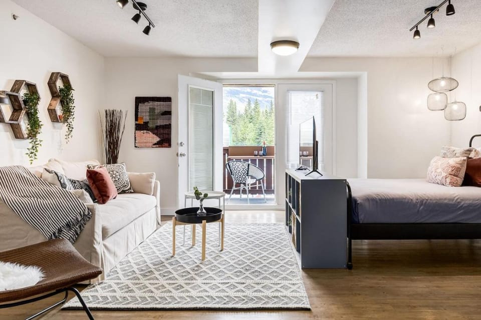 Bed, Seating area