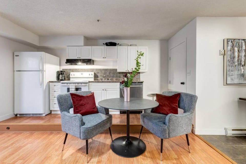Kitchen or kitchenette, Seating area