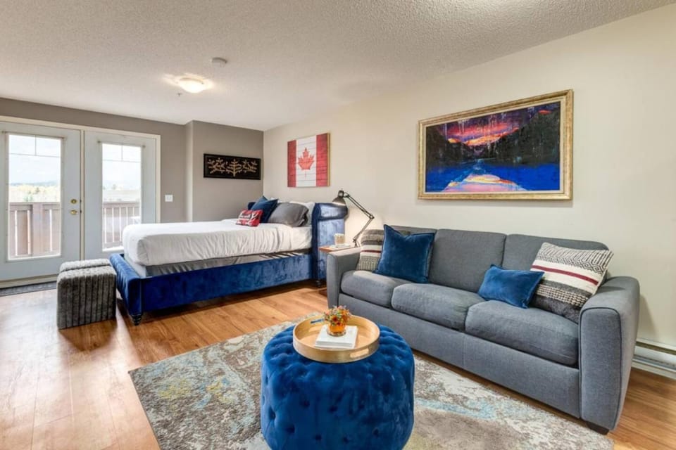 Bed, Seating area