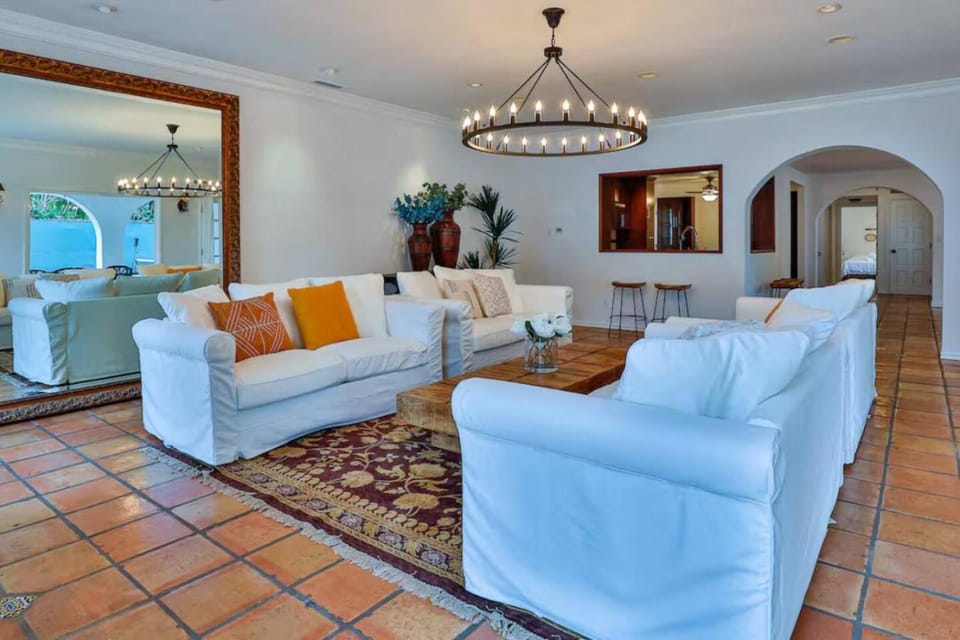 Sherman Oaks Tennis Estate with Pool + Spa House in Sherman Oaks
