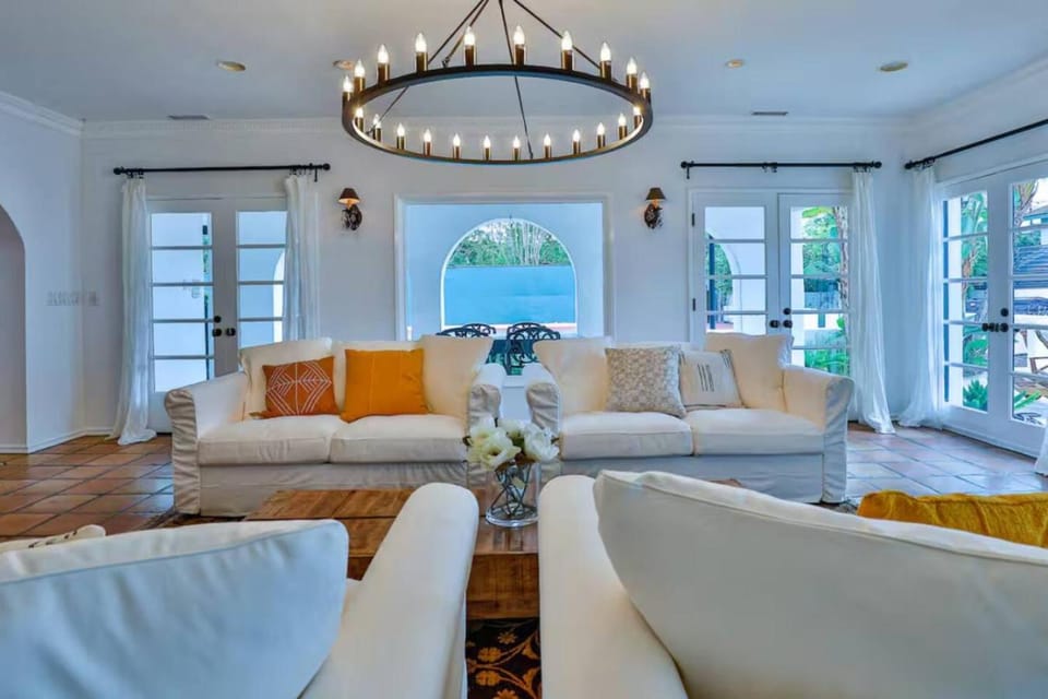 Sherman Oaks Tennis Estate with Pool + Spa House in Sherman Oaks