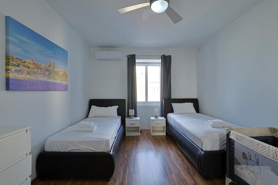 Bed, Photo of the whole room, Bedroom, air conditioner