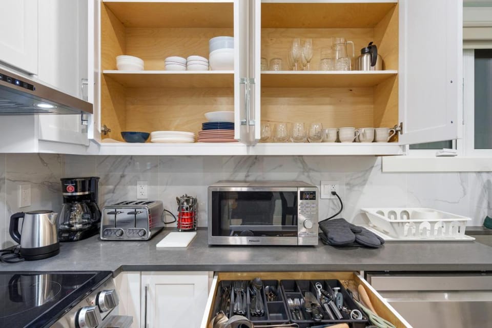 Coffee/tea facilities, Kitchen or kitchenette, dishwasher, stove, toaster