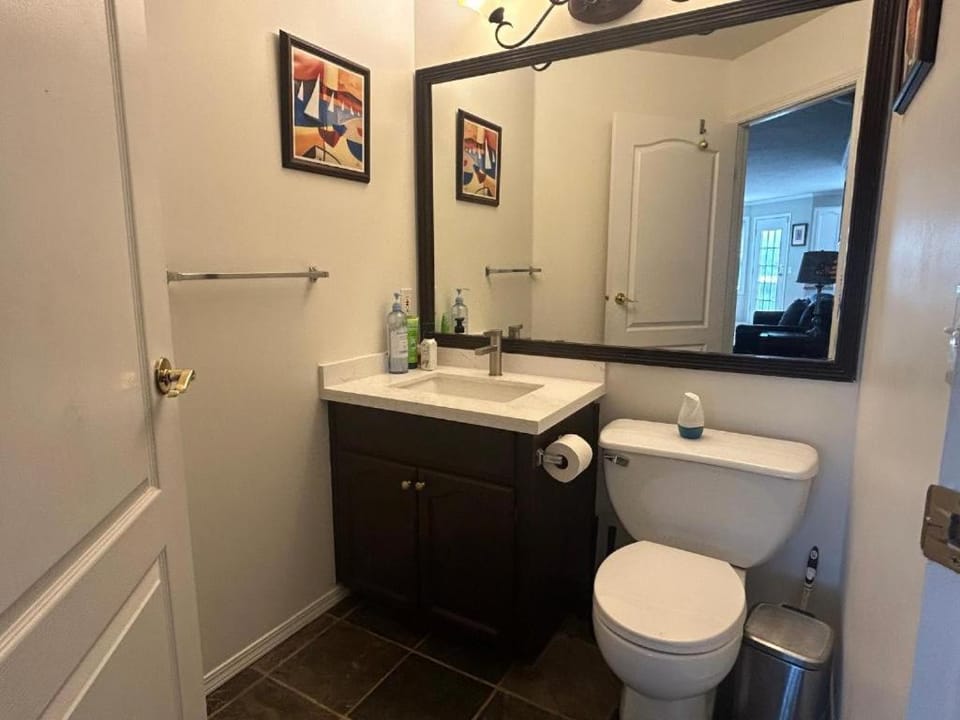 Spacious three bedrooms, Queenbeds entire House, free parking and wifi Villa in Coquitlam