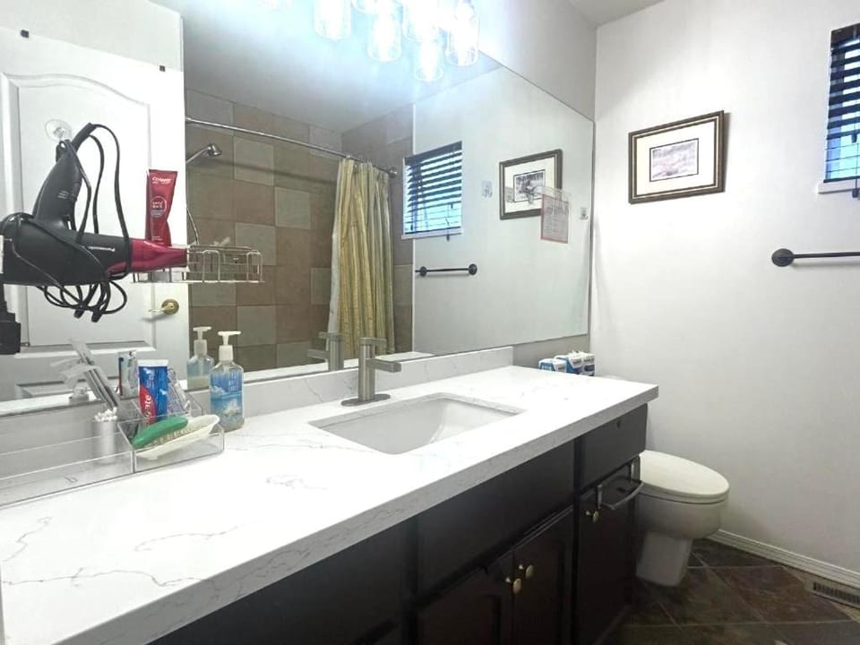 Spacious three bedrooms, Queenbeds entire House, free parking and wifi Villa in Coquitlam