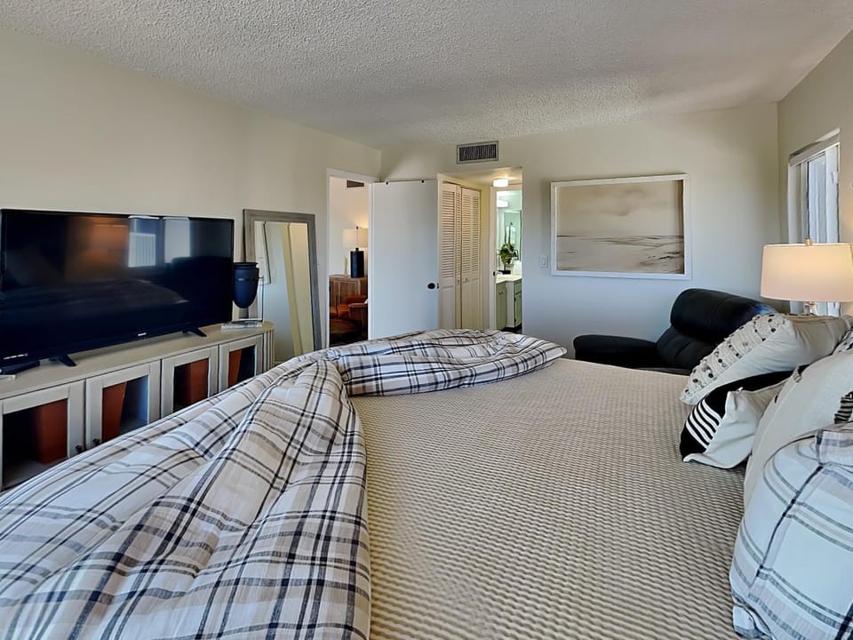 Bed, TV and multimedia, Bedroom, furniture, air conditioner