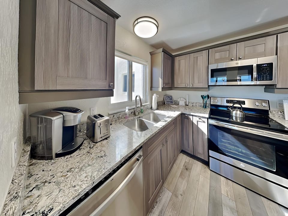 Day, Kitchen or kitchenette, microwave, oven, toaster