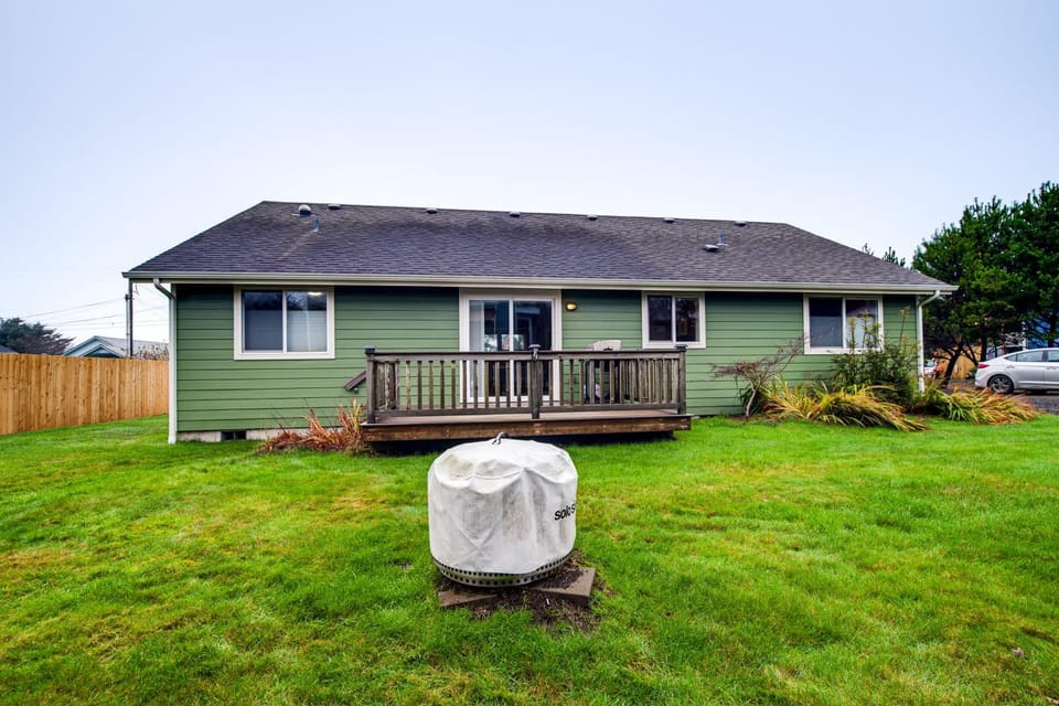 Less Than 2 Blocks to Beach! Pet-Friendly Home in Moclips House in Pacific Beach