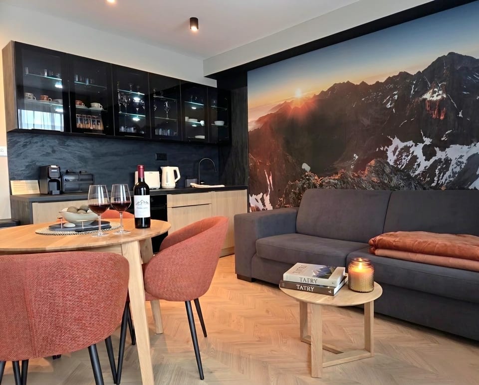 Living room, Food and drinks, Seating area, Dining area