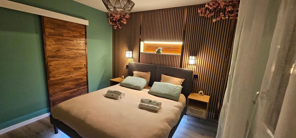 Bed, Photo of the whole room, Bedroom, towels