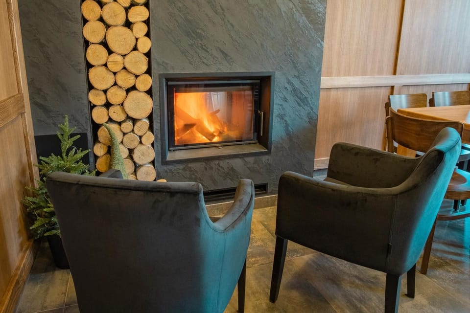 Seating area, fireplace
