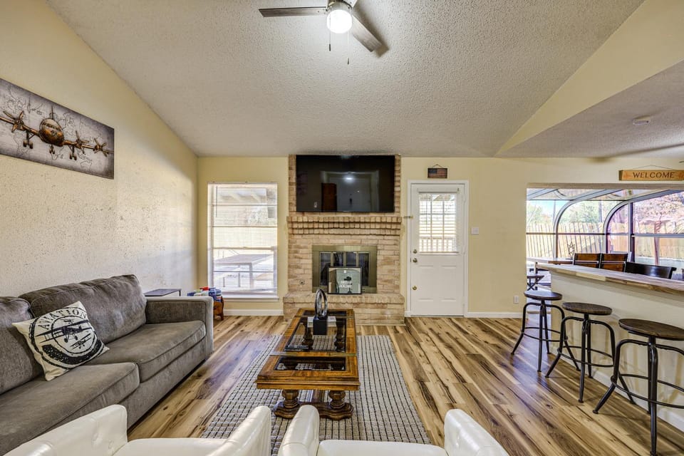 Hot Tub, Pool & Game Room: San Antonio Family Gem House in San Antonio