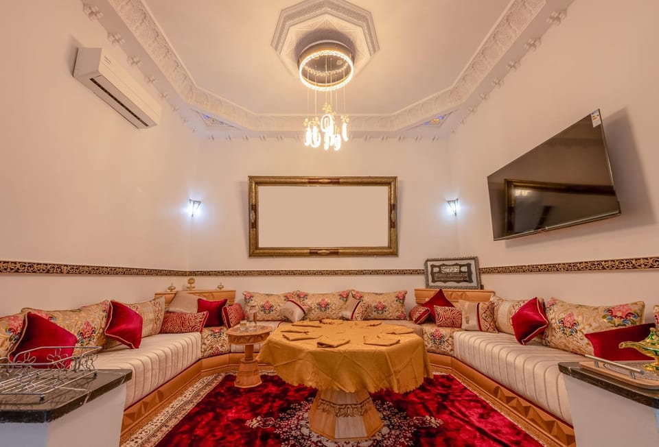 TV and multimedia, Living room, Seating area, air conditioner