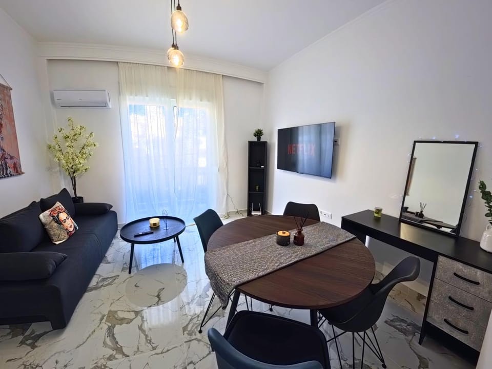 TV and multimedia, Living room, Seating area, Dining area