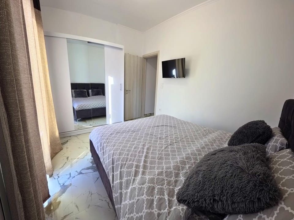 Bed, TV and multimedia, Bedroom, wardrobe