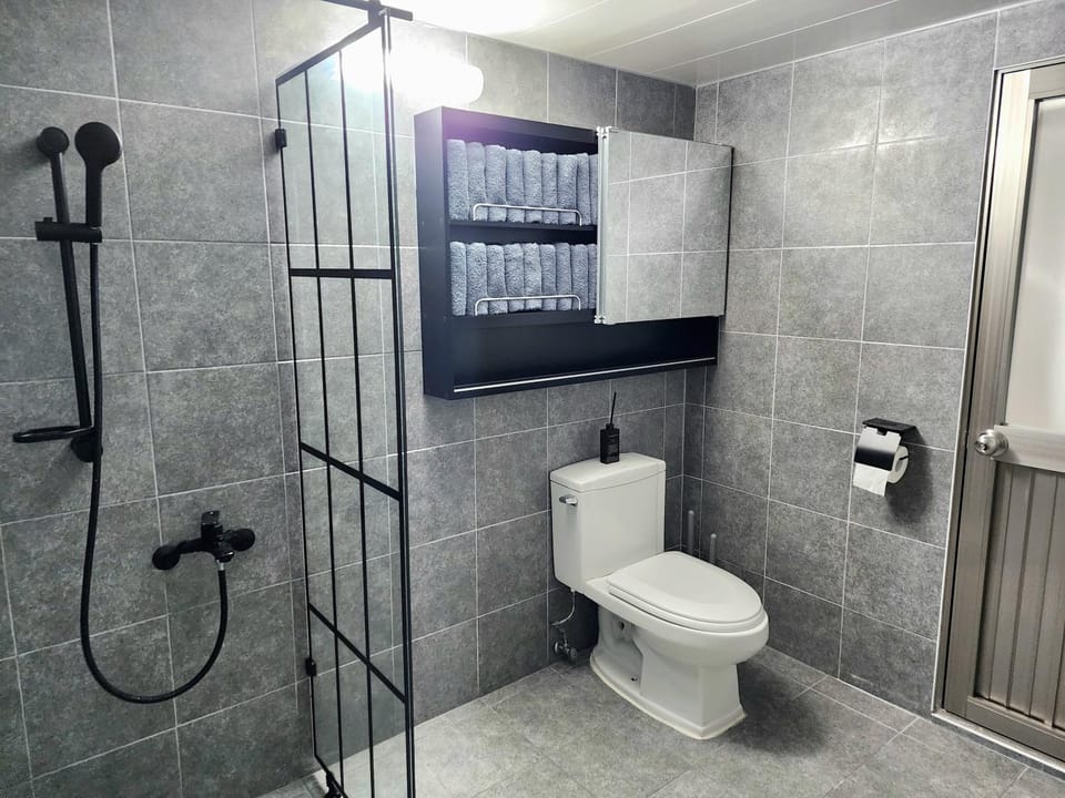 Shower, Toilet