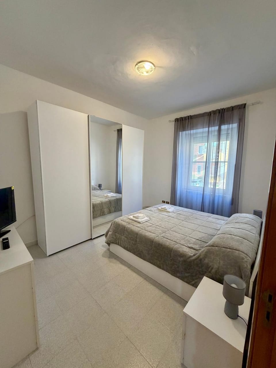Bed, TV and multimedia, Photo of the whole room, Bedroom, wardrobe