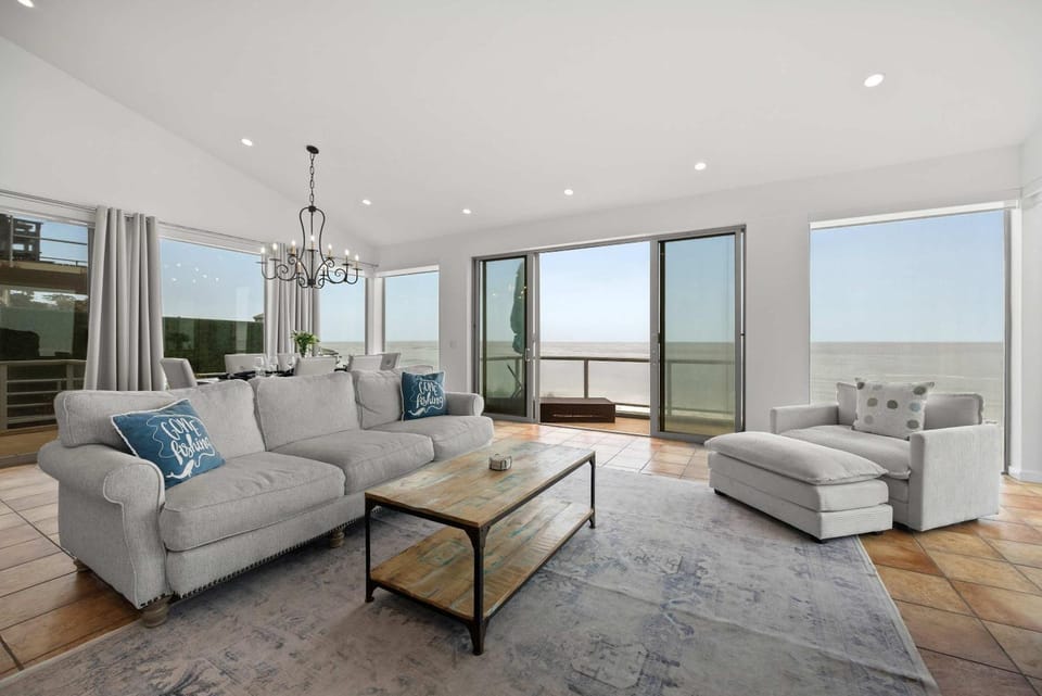 Malibu 4BR with Direct Beach Access by Colby and Conrad House in Malibu