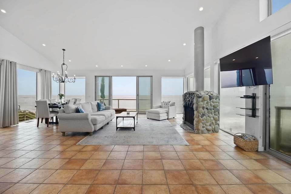 Malibu 4BR with Direct Beach Access by Colby and Conrad House in Malibu