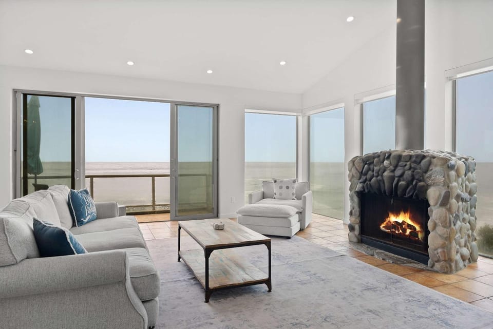 Malibu 4BR with Direct Beach Access by Colby and Conrad House in Malibu