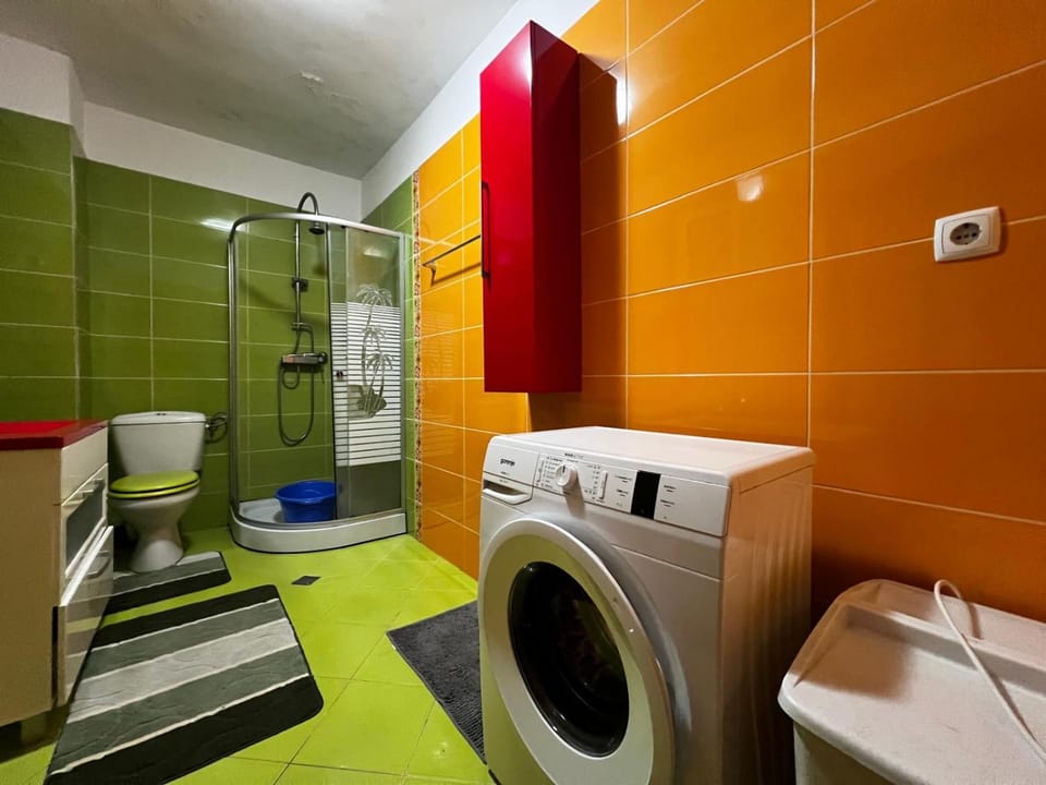 Shower, Toilet