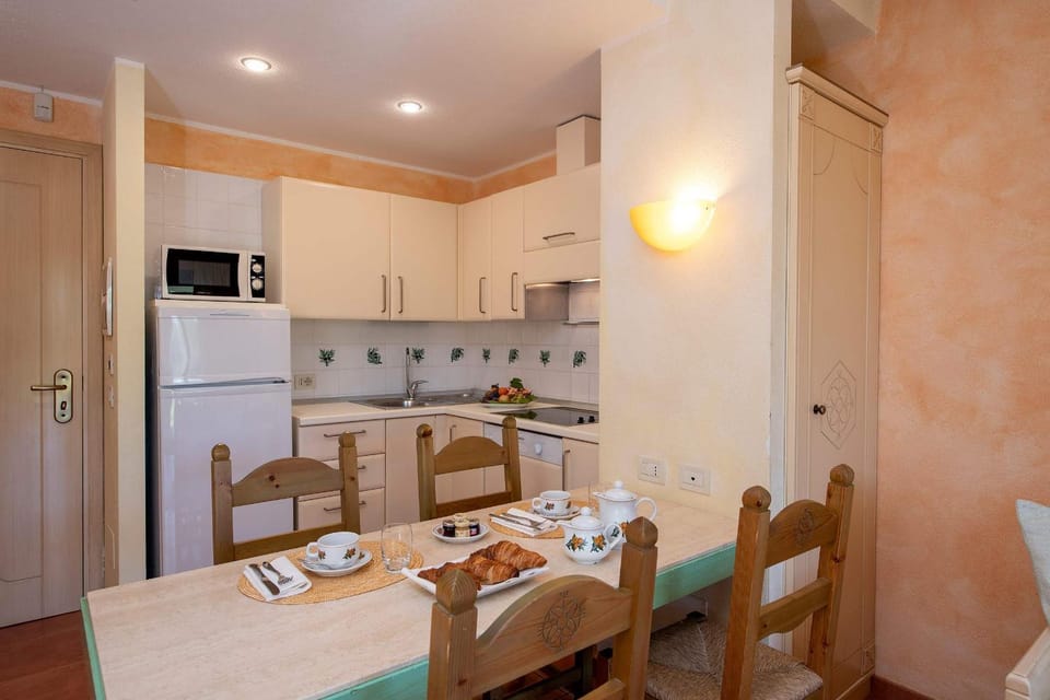 Kitchen or kitchenette, Dining area, microwave, oven, stove