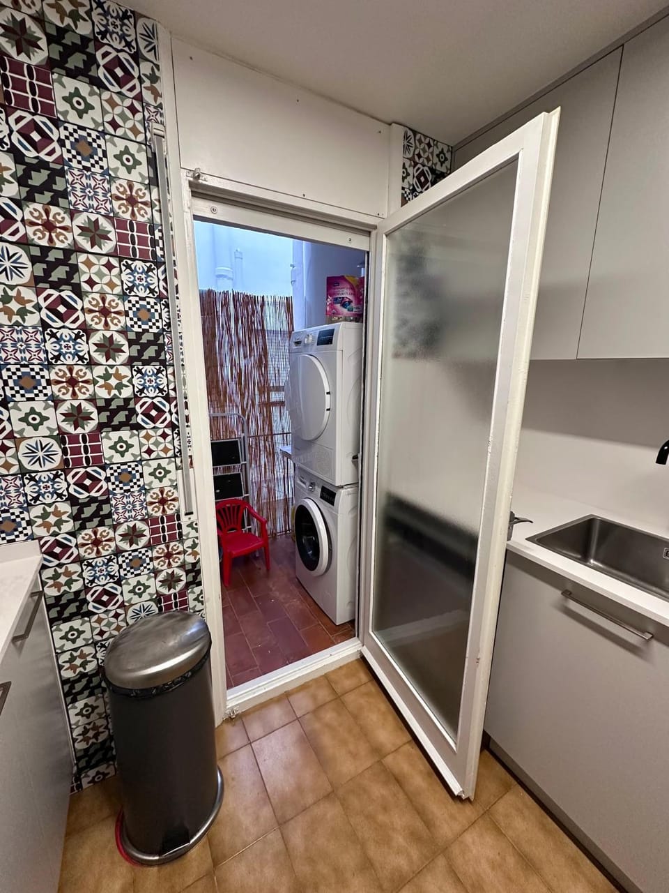 Kitchen or kitchenette, washing machine, dryer