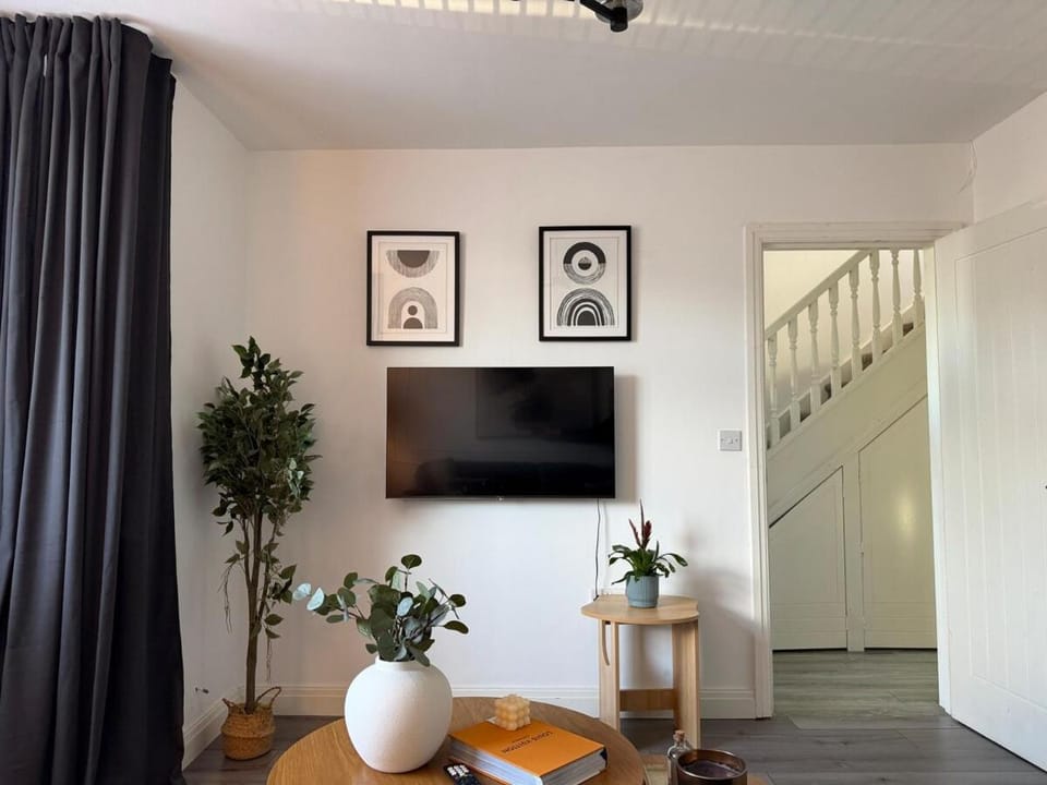 Modern 10 Guest Getaway - Large Kitchen & Lounge Apartment in Leeds