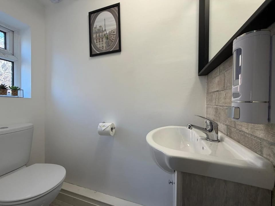 Modern 10 Guest Getaway - Large Kitchen & Lounge Apartment in Leeds