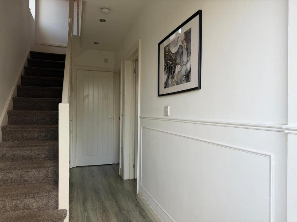 Modern 10 Guest Getaway - Large Kitchen & Lounge Apartment in Leeds
