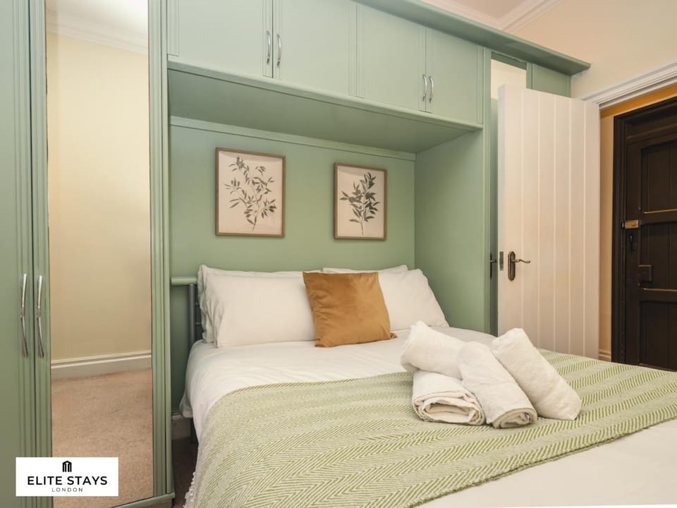 Bedroom, Quiet street view